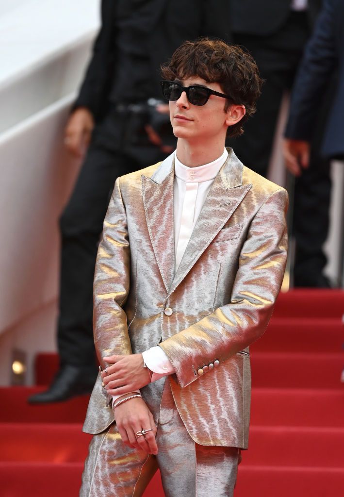 提摩西夏勒梅佩戴Clash de Cartier、Juste un Clou以及LOVE系列手環、戒指等作品搭配Tom Ford禮服出席2021坎城影展。(Photo by Kate Green/Getty Images)