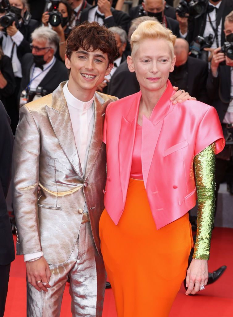 提摩西夏勒梅與Tilda Swinton在2021年坎城影展上合影。(Photo by Mike Marsland/WireImage)