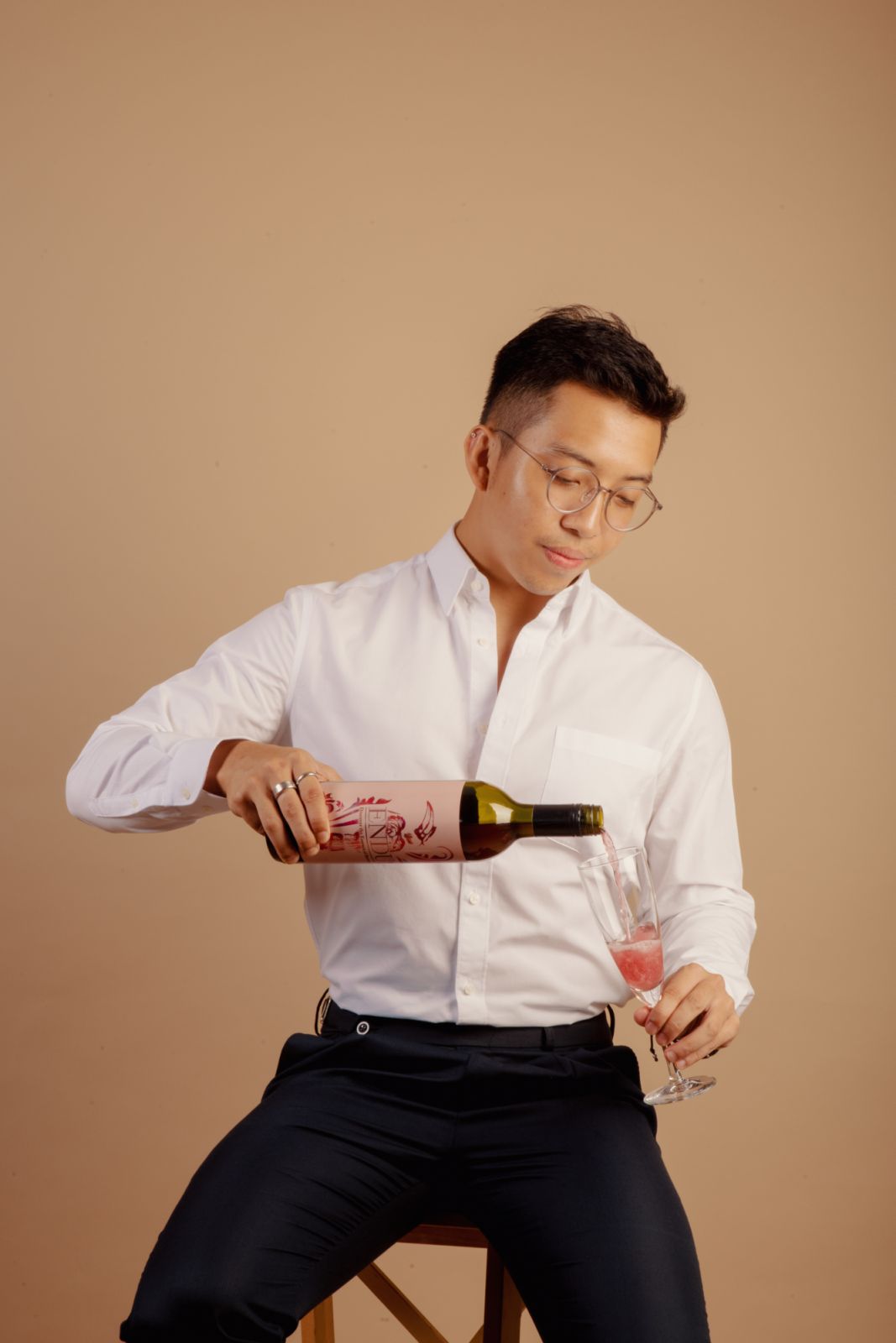 Chang demonstrating a perfect pour