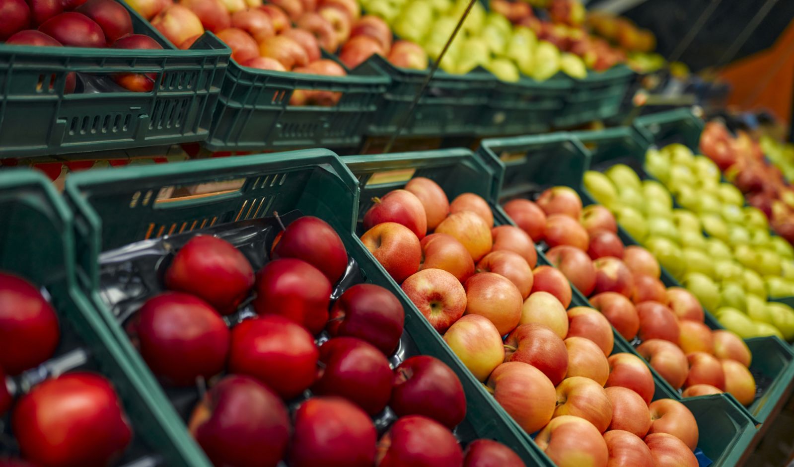 Apples in a supermarket (Photo: Getty Images)
