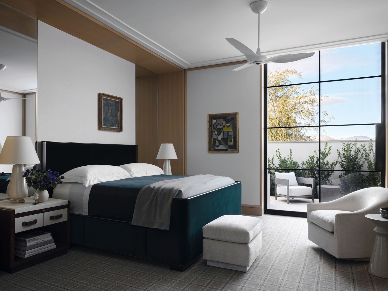 Setiap bilik tidur tetamu mempunyai sentuhan berkualiti resort termasuk dinding kerja kilang, sisipan upholsteri dan laci simpanan dalam rangka katil