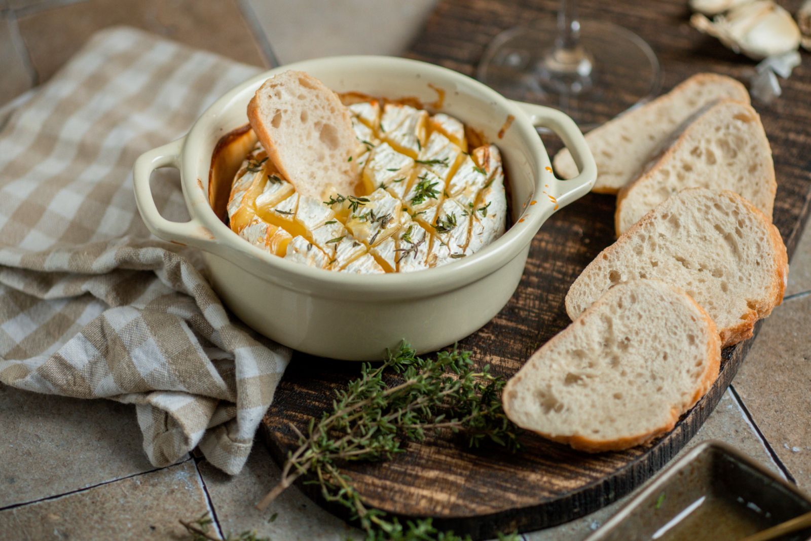 Baked brie with thyme and bread (Photo: Getty Images)