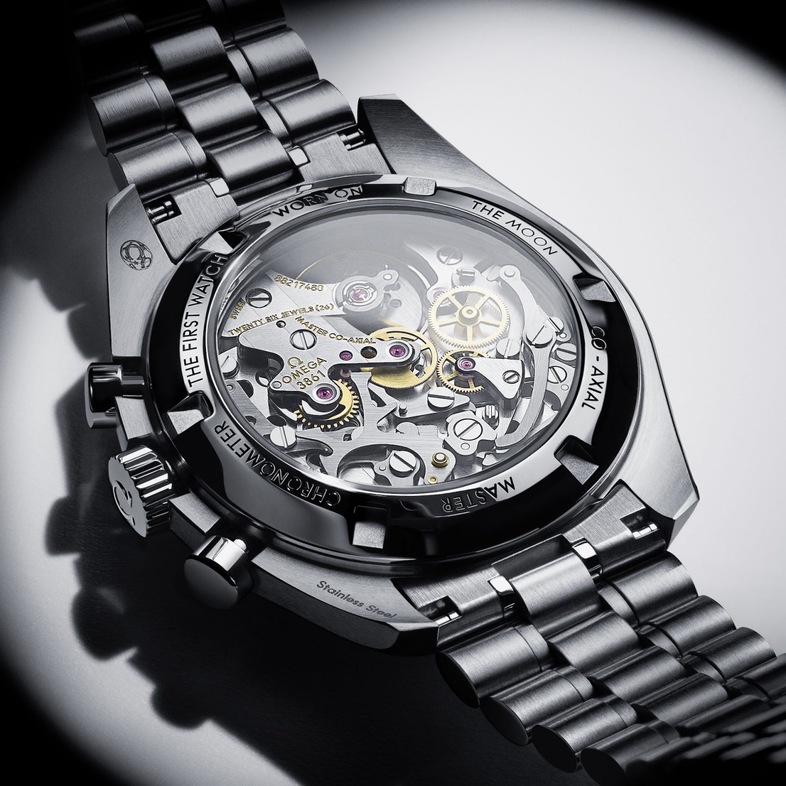 Omega Speedmaster Moonwatch dengan dail lacquered putih