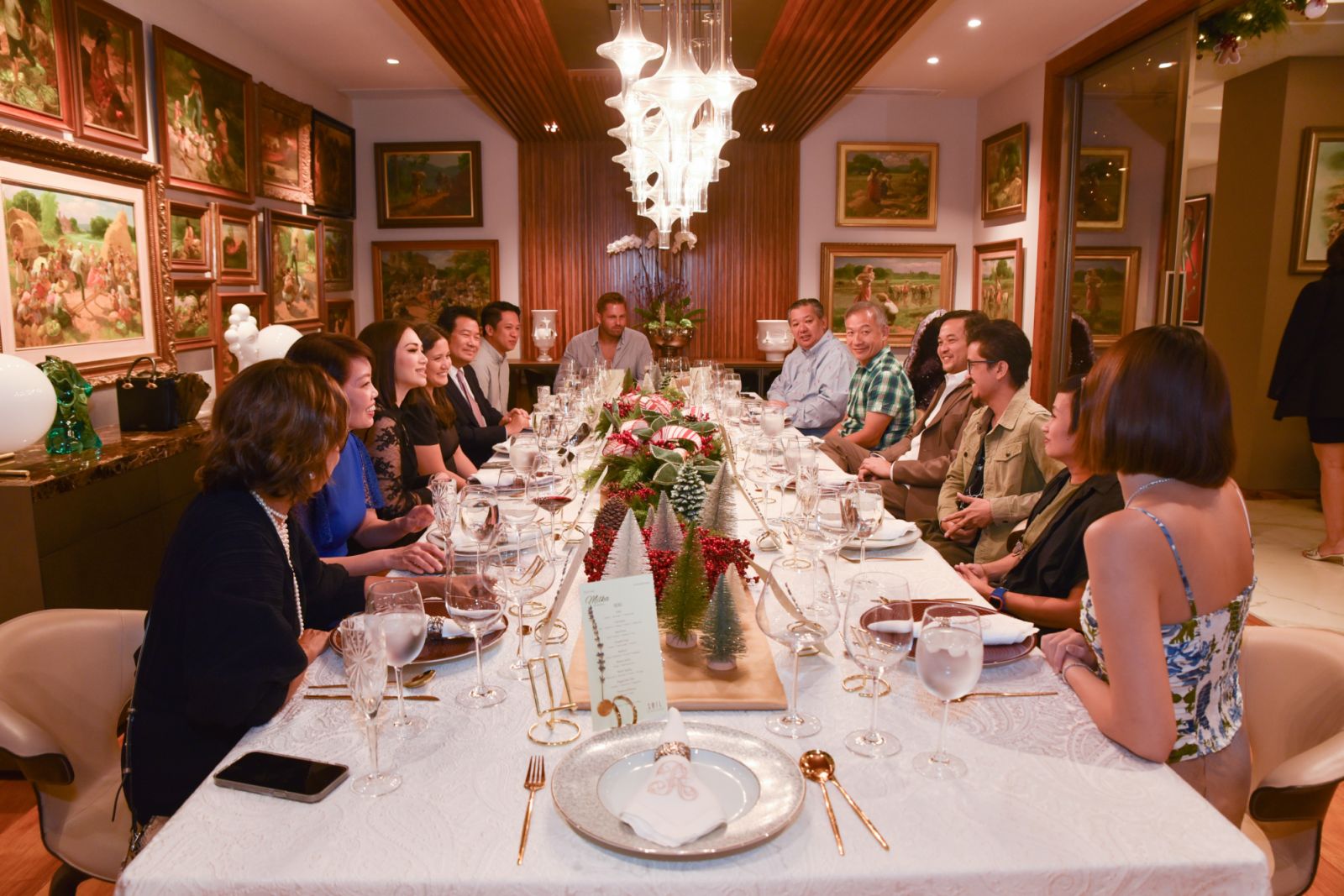 Guests enjoying dinner prepared by the chef Lorenzo Pimentel