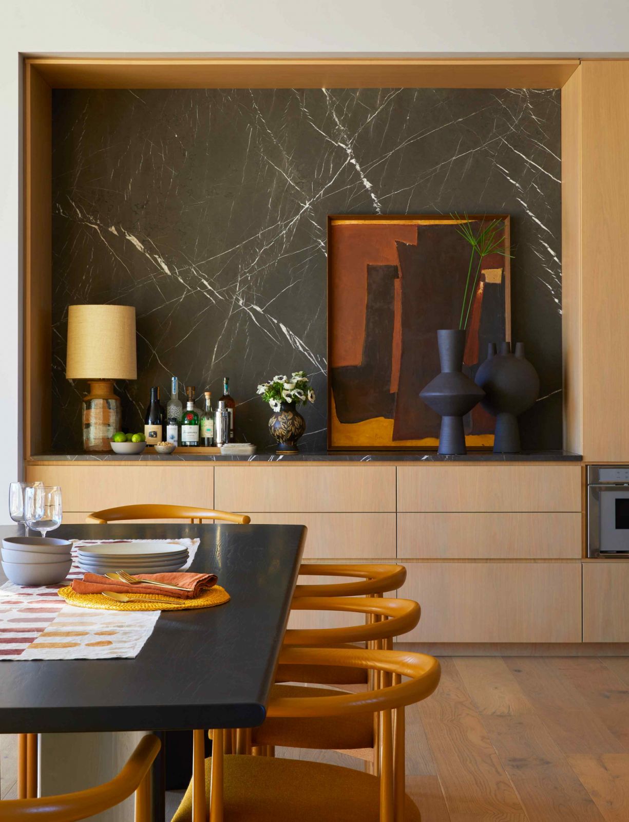 Character and depth in the dining area