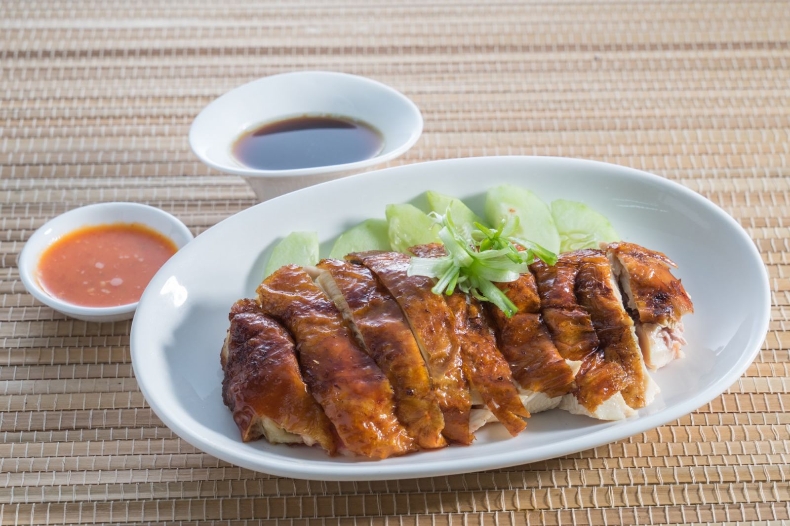 Roast chicken and sauces (Photo: Facebook / Restoran Kar Heong 家香怡保河粉芽菜鸡饭)