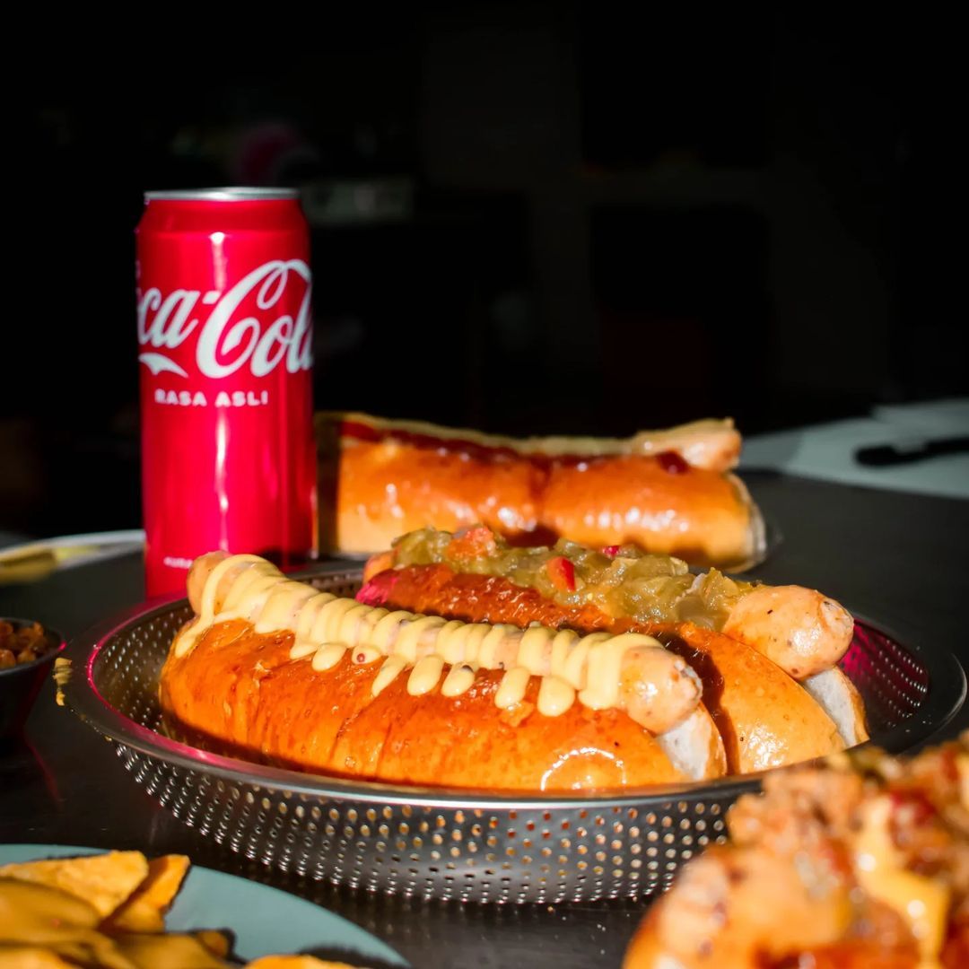 Hot dogs dressed in sauces and relish (Photo: Instagram / @shootinglemons)