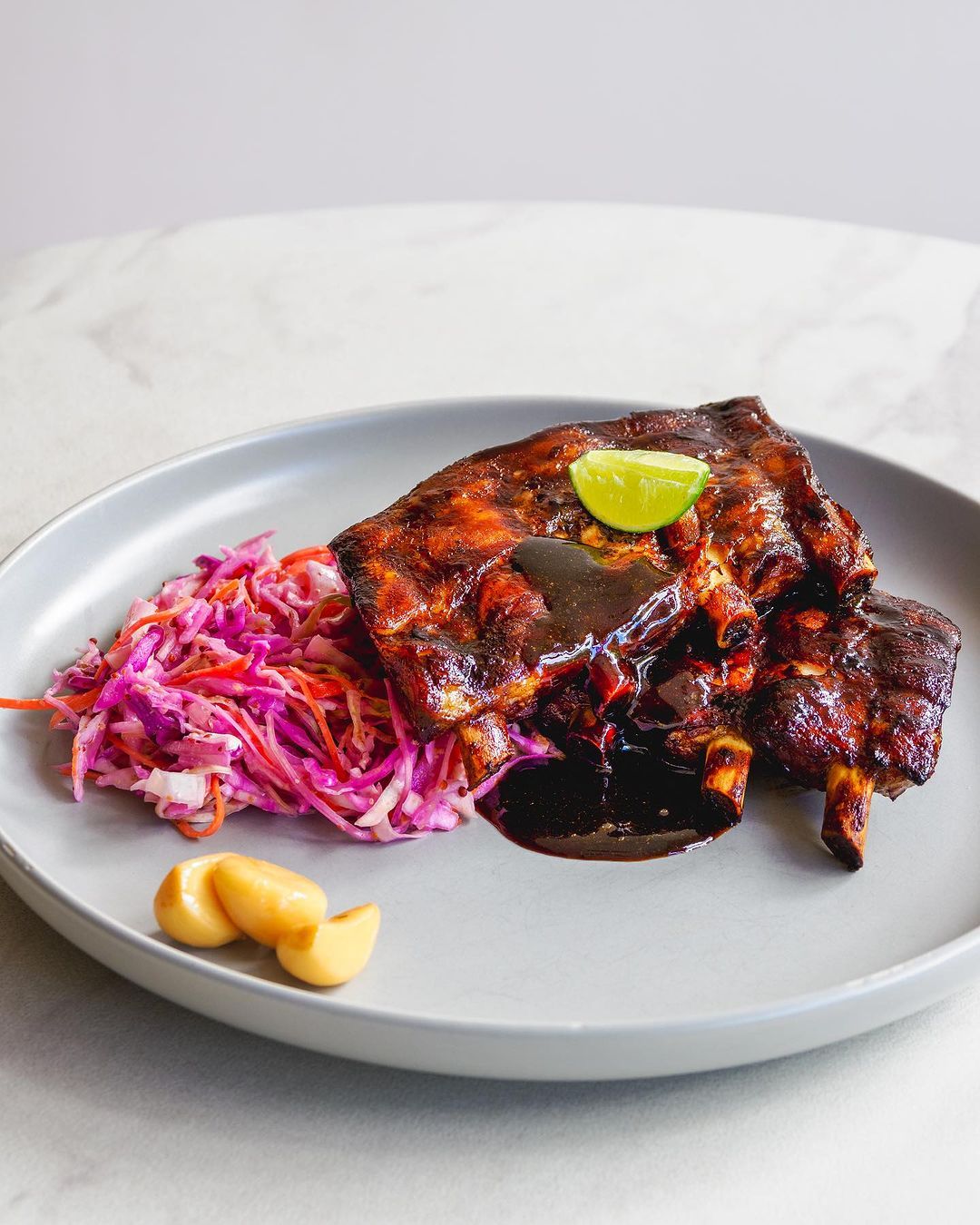 Iberico pork ribs glazed in dark rum and cola (Photo: Instagram / @3platesfull.my)