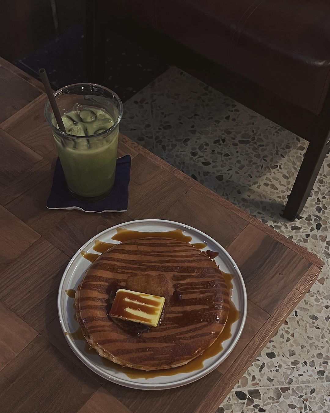 A pancake and glass of matcha (Photo: Instagram / @mrericz)