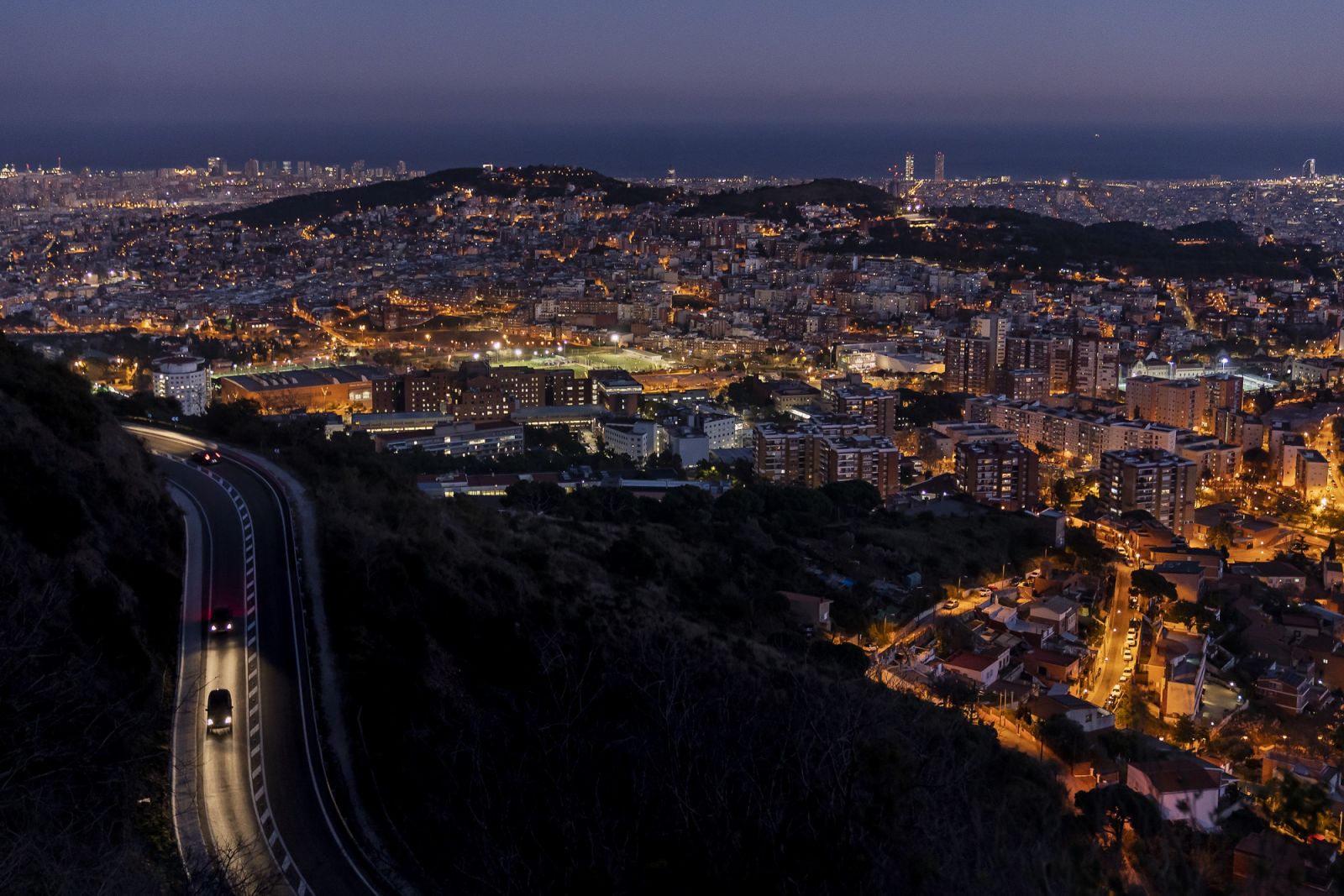 Vistes panorà miques de Barcelona al capvespre des dels Tibidabo