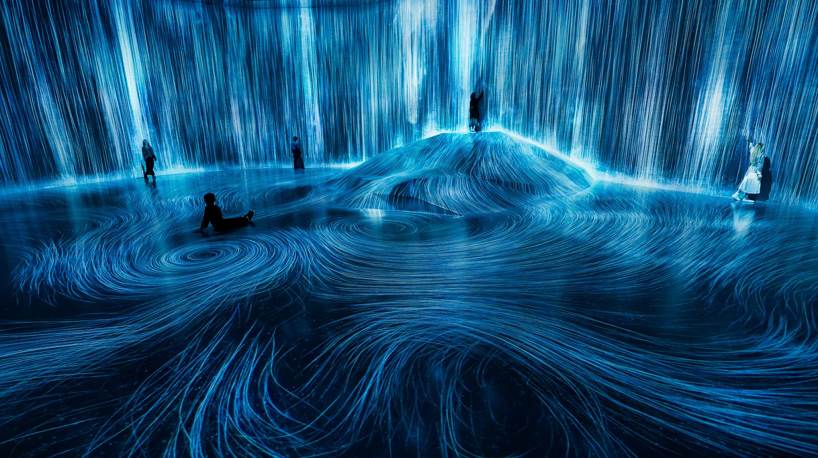 teamLab《在人們聚集的岩石上,注入水粒子的世界》© teamLab
