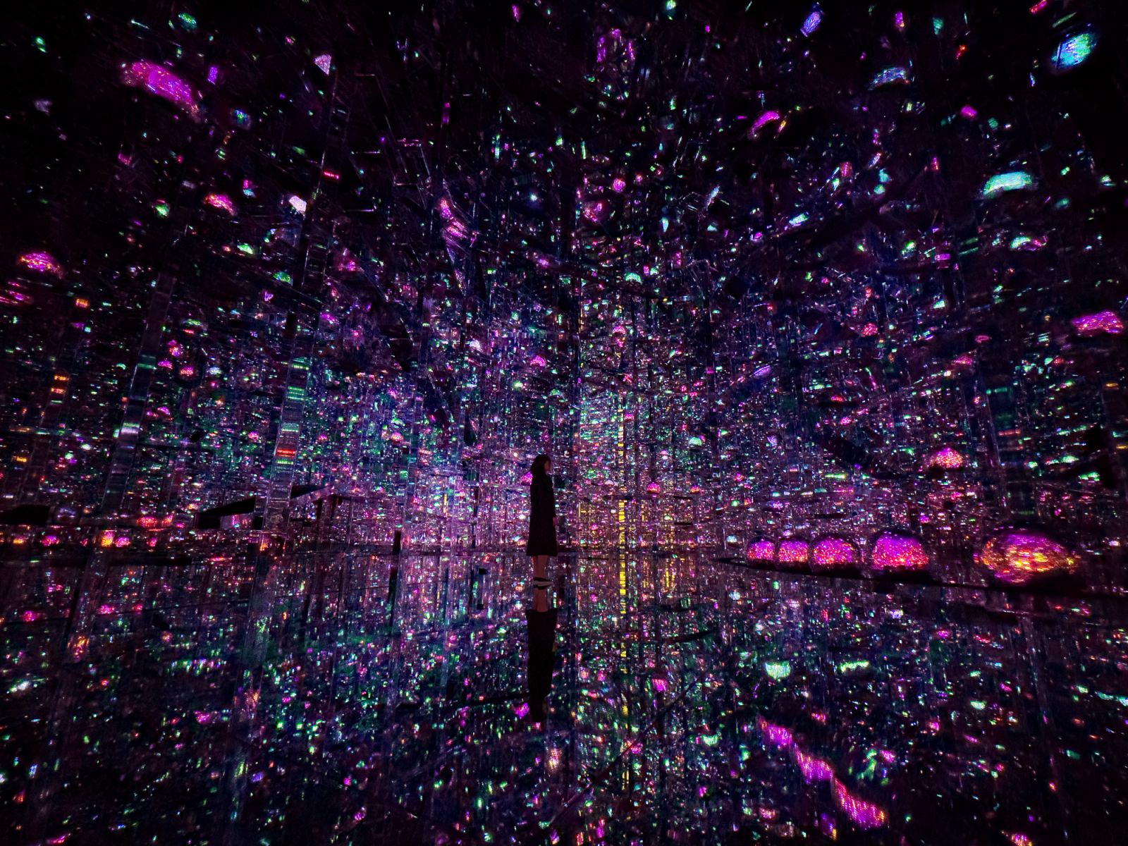teamLab《小宇宙群 —— 晃動之光》© teamLab