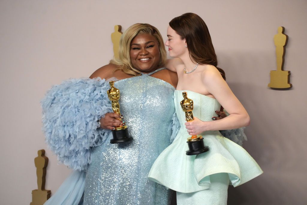 HOLLYWOOD, CALIFORNIA - MARCH 10: Da'Vine Joy Randolph, winner of the Best Supporting Actress award for âThe Holdoversâ, Emma Stone, winner of the Best Actress in a Leading Role award for âPoor Thingsâ pose in the press room during the 96th Annual Academy Awards at Ovation Hollywood on March 10, 2024 in Hollywood, California. (Photo by Jeff Kravitz/FilmMagic)
