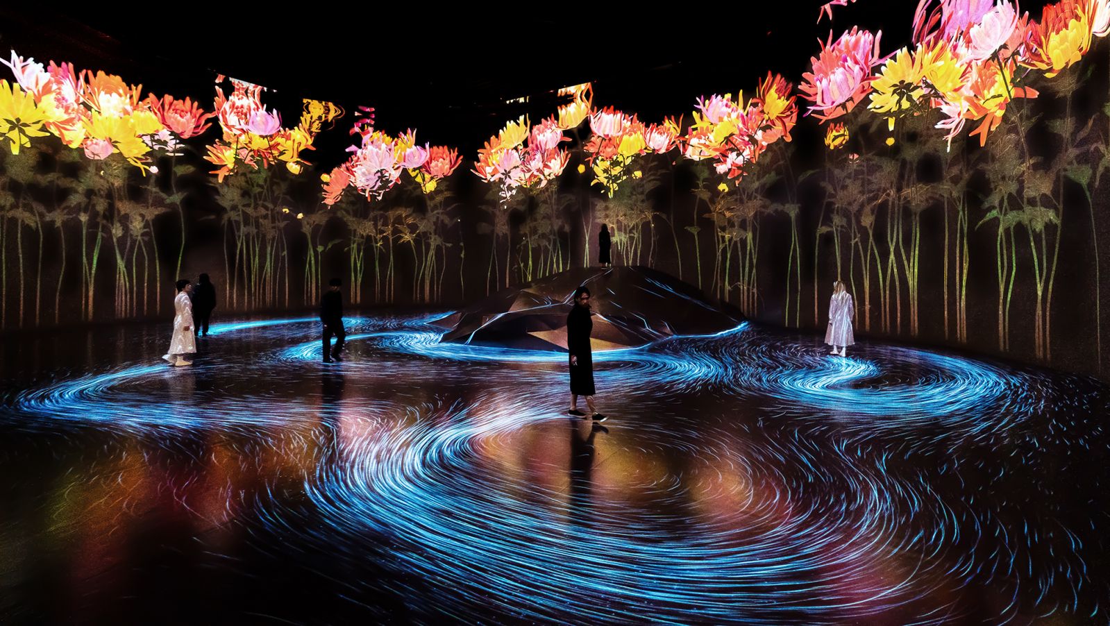 teamLab《無盡綻放的宏大生命 ── 年復一年》© teamLab