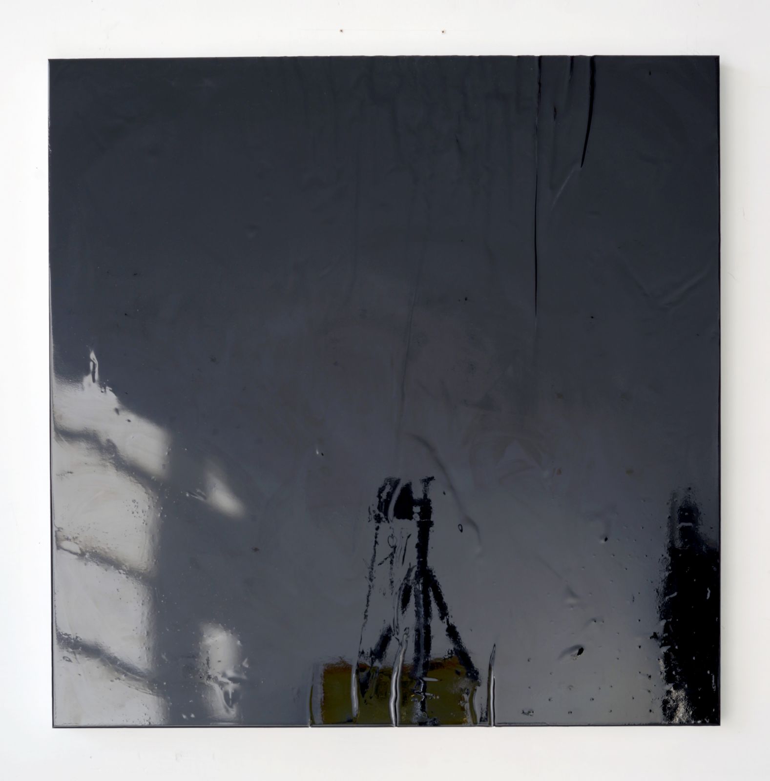 Carrie Yamaoka's "40 by 40 (clear/black #2)" (2023) on view for "lucid / liquid / limpid" at Kiang Malingue, March 23 - April 27, 12/F Blue Box Factory Building, 25 Hing Wo Street, Aberdeen, Hong Kong (Photo: courtesy the artist and Kiang Malingue)