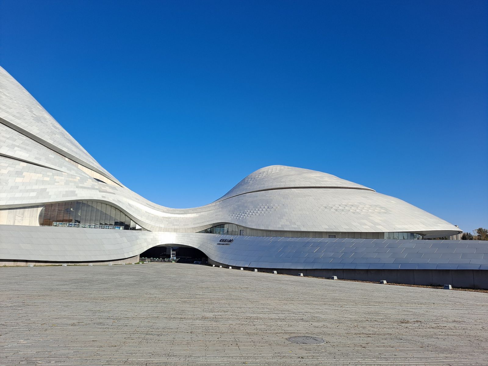 The undulating exterior also has carved pathways to the top of the building (Photo: EditQ / WikiCommons)