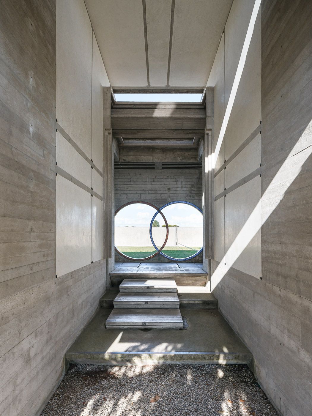 Enclosing concrete walls leading into the meditative vestibule (Photo: Filippo Poli / WikiCommons)