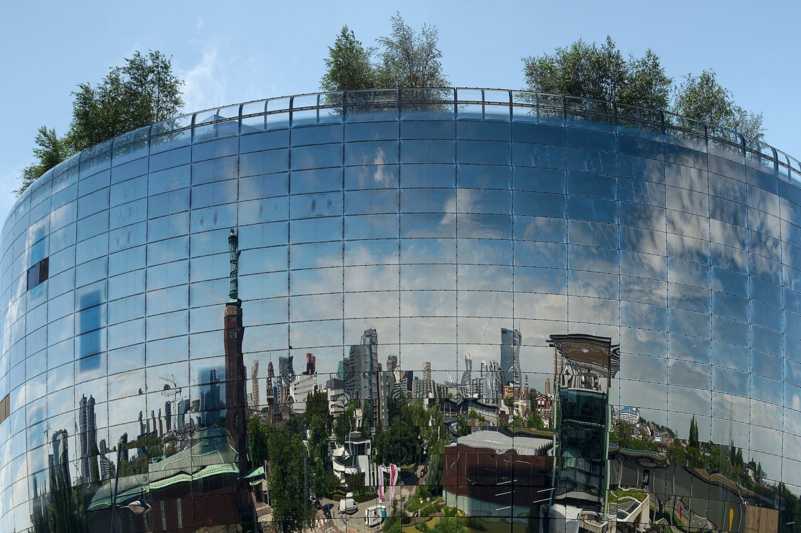 The 1,664 mirrored panels reflect the city's skyline (Photo: Rob Oo / Flickr)