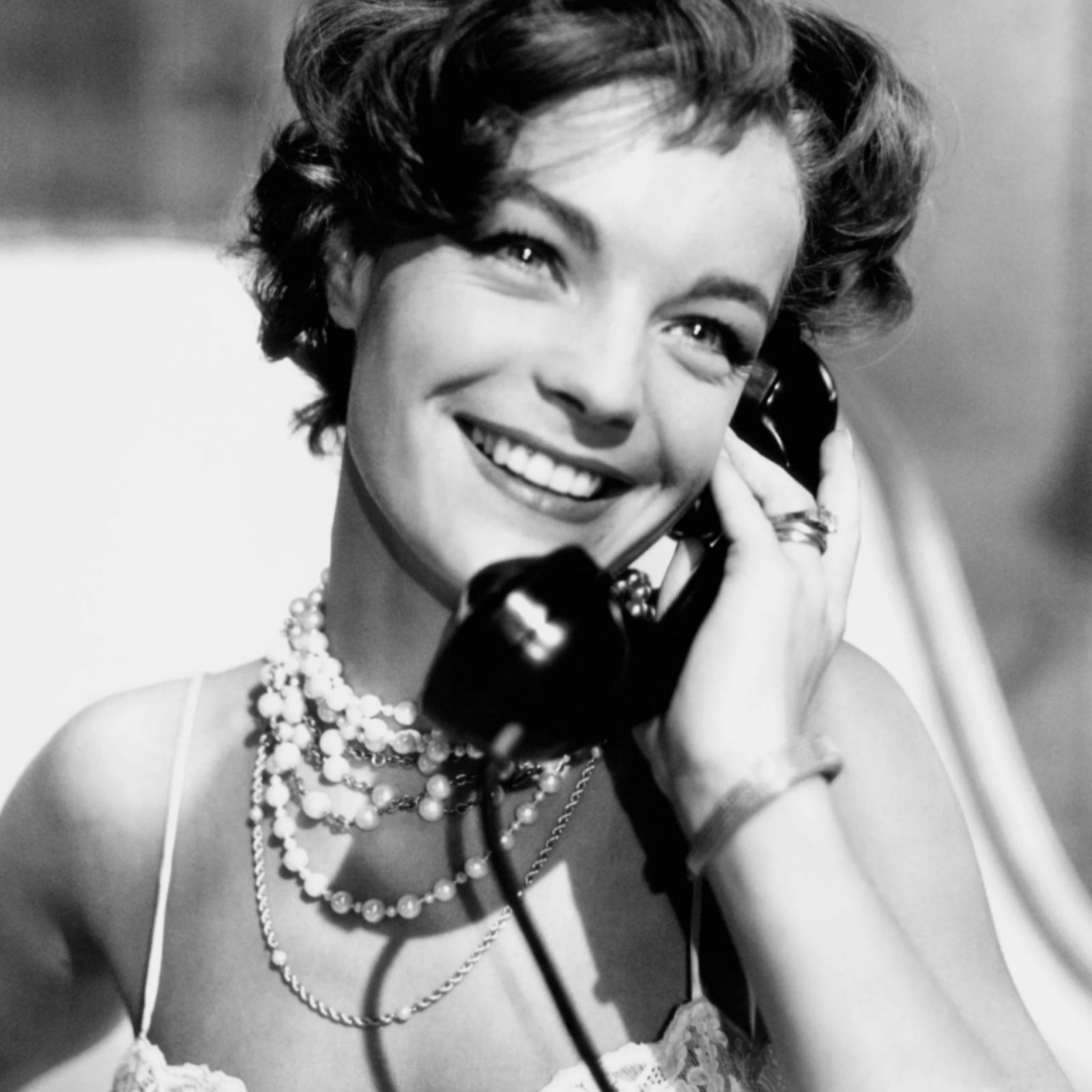 羅美雪妮黛(Romy Schneider)佩戴卡地亞Trinity三環戒。(Photo: Cartier)