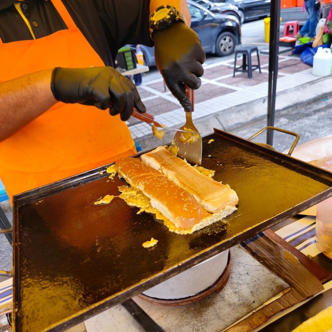Roti john at Bazaar Ramadan TTDI (Photo: Instagram / @booboomakan2916)