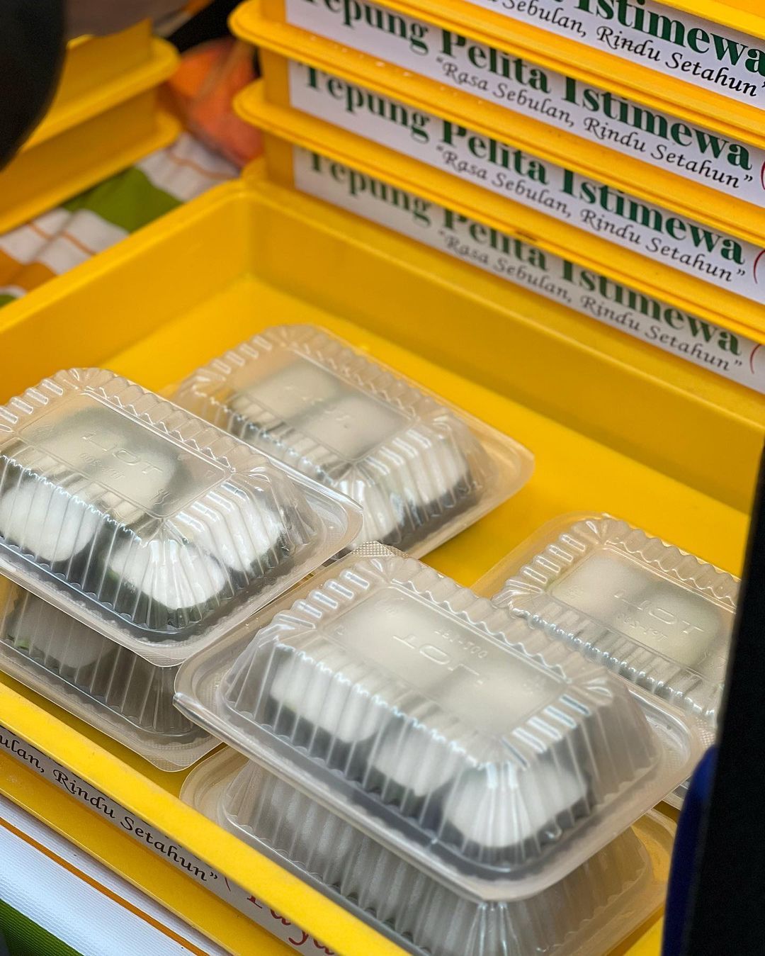 Tepung pelita in containers (Photo: Instagram / @yumtummy28_)