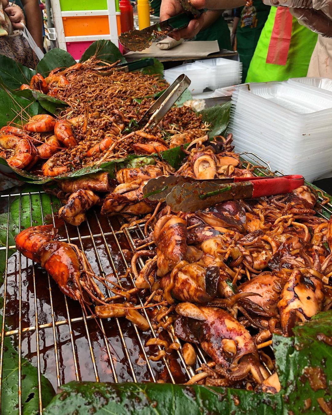 Fried noodles and seafood (Photo: Instagram / @muuubin)