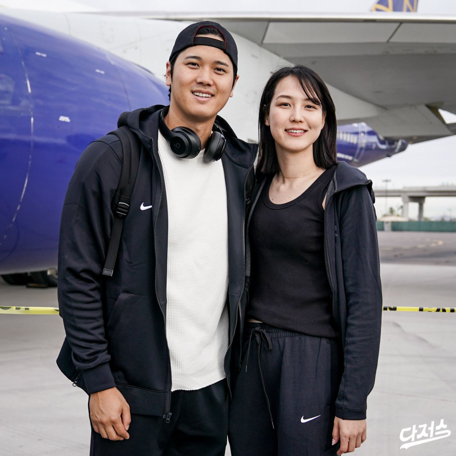 大谷翔平在團隊前往韓國打開幕戰之前,帶新婚太太現身。(Photo: Dodgers 官方X)