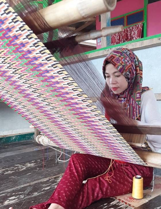 Ruhina not only keeps the tradition of weaving in her hometown in Maimbung, Sulu, but also empowers the local economy where she lives (Photo: Accelerate PH)