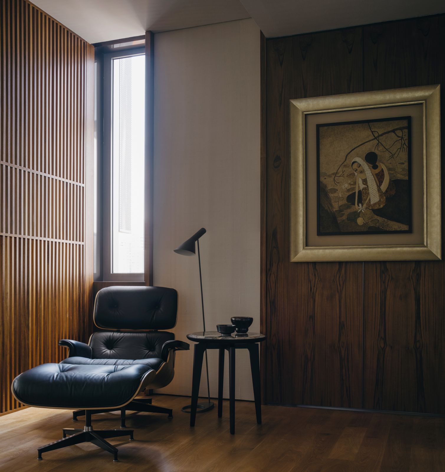 The liberal application of wood infuses this reading corner with richness and warmth