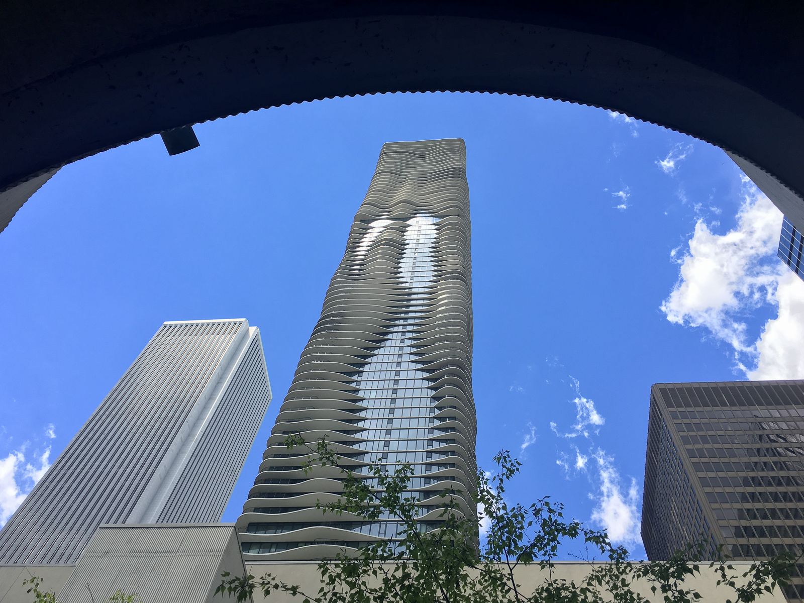 Aqua Tower, Chicago by Jeanne Gang, Studio Gang (Photo: WikiCommons/Piet Theisohn)