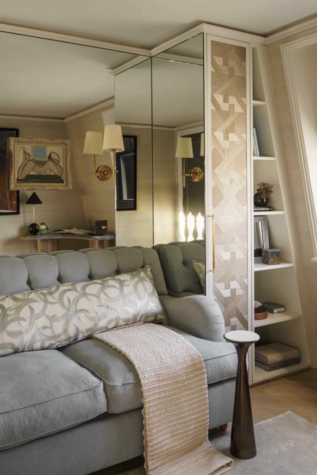 Silk-shined wallpaper and double sofa bed to accommodate guests