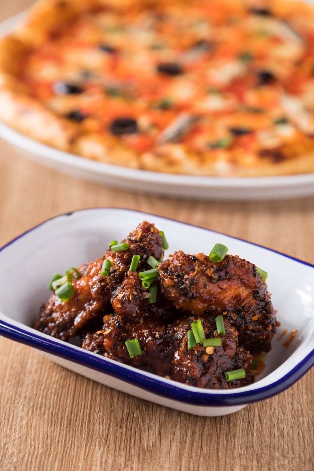 ปีกไก่ทอดเสิร์ฟพร้อมซอสเผ็ดหลายระดับ (ภาพ: Gordon Ramsey Street Pizza)