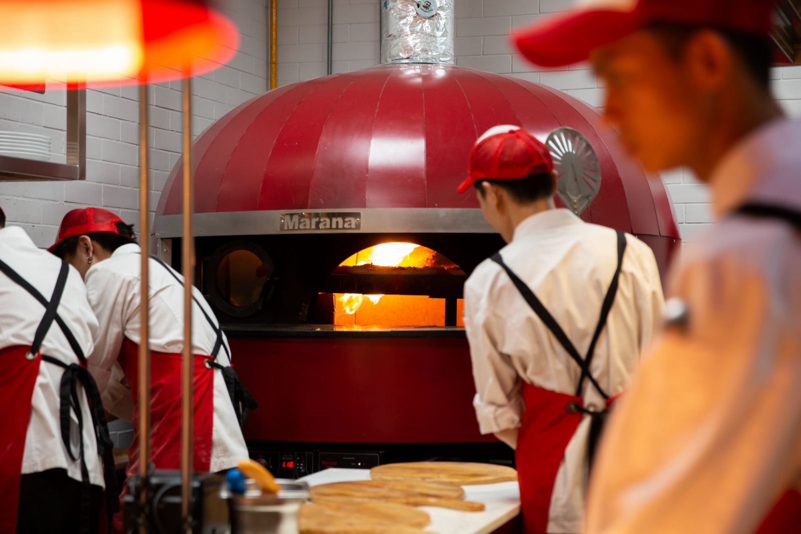 พิซซ่าแป้งซาวโดห์ใช้ยีสต์ธรรมชาติอบสดใหม่ทุกออร์เดอร์ (ภาพ: Gordon Ramsey Street Pizza)