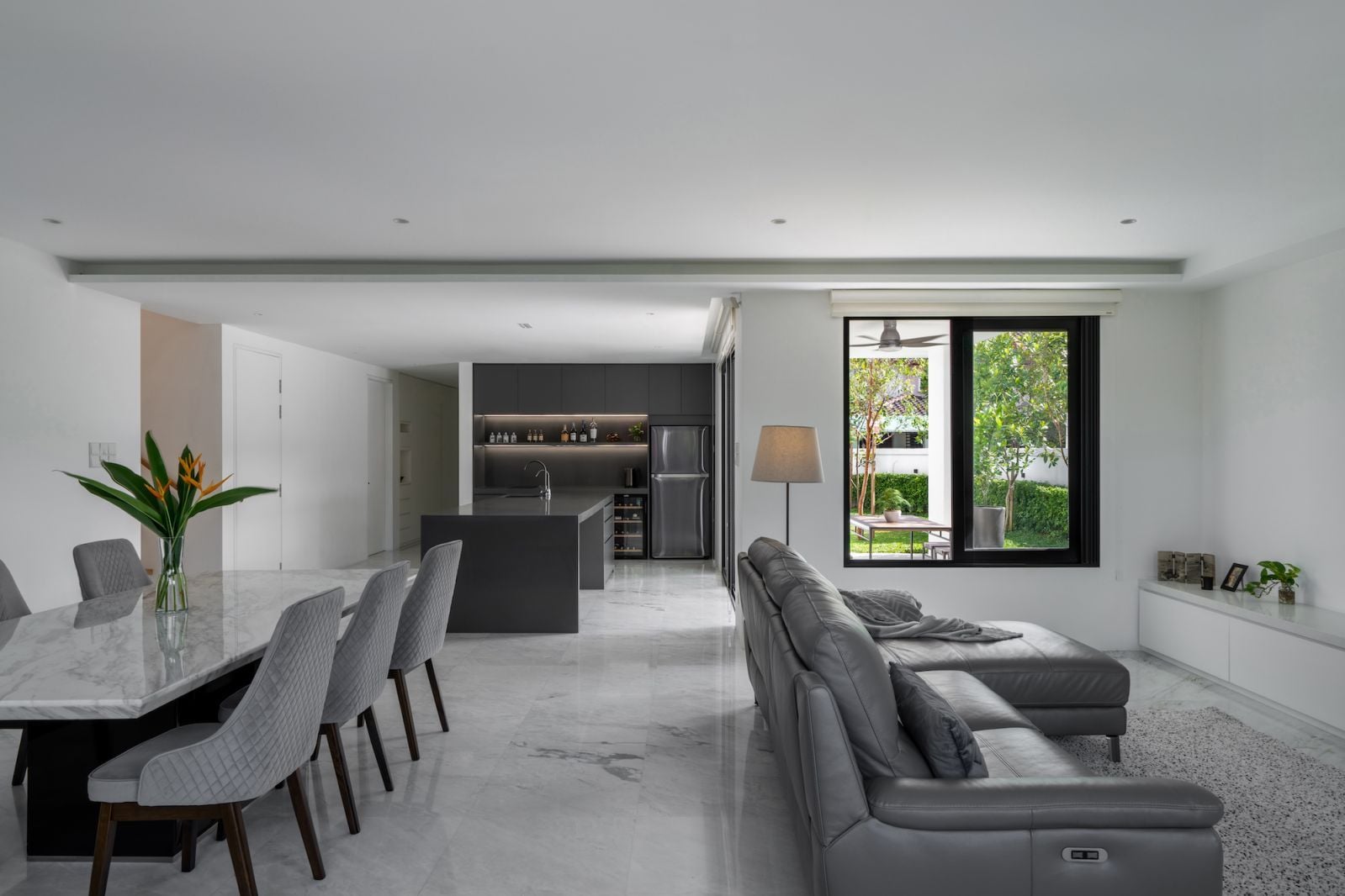 White complements people, objects and nature with an organic contrast (Photo: BricksBegin)