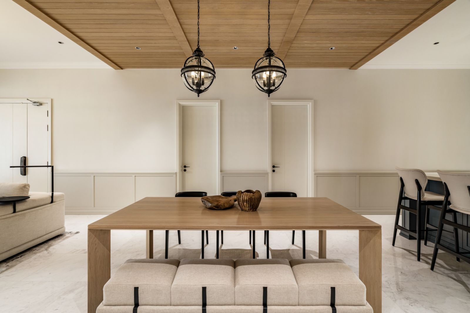 Warm white harmonises with wood for a cosy ambiance (Photo: The Space Storyteller)