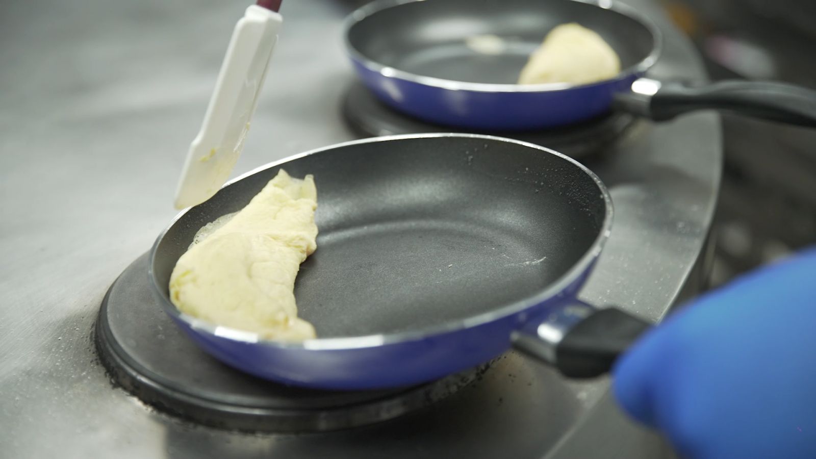 Omelette preparation in the SATS kitchen