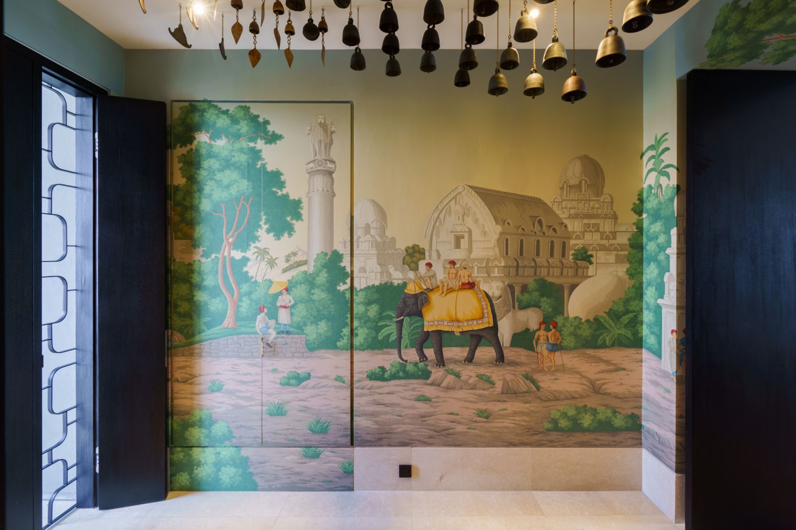 The stunning de Gournay wallpaper