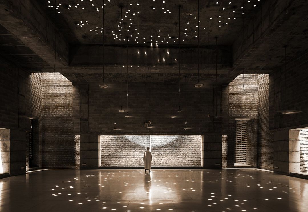 Natural light and ventilation in the column-free prayer hall (Photo: Instagram / @ribajournal)
