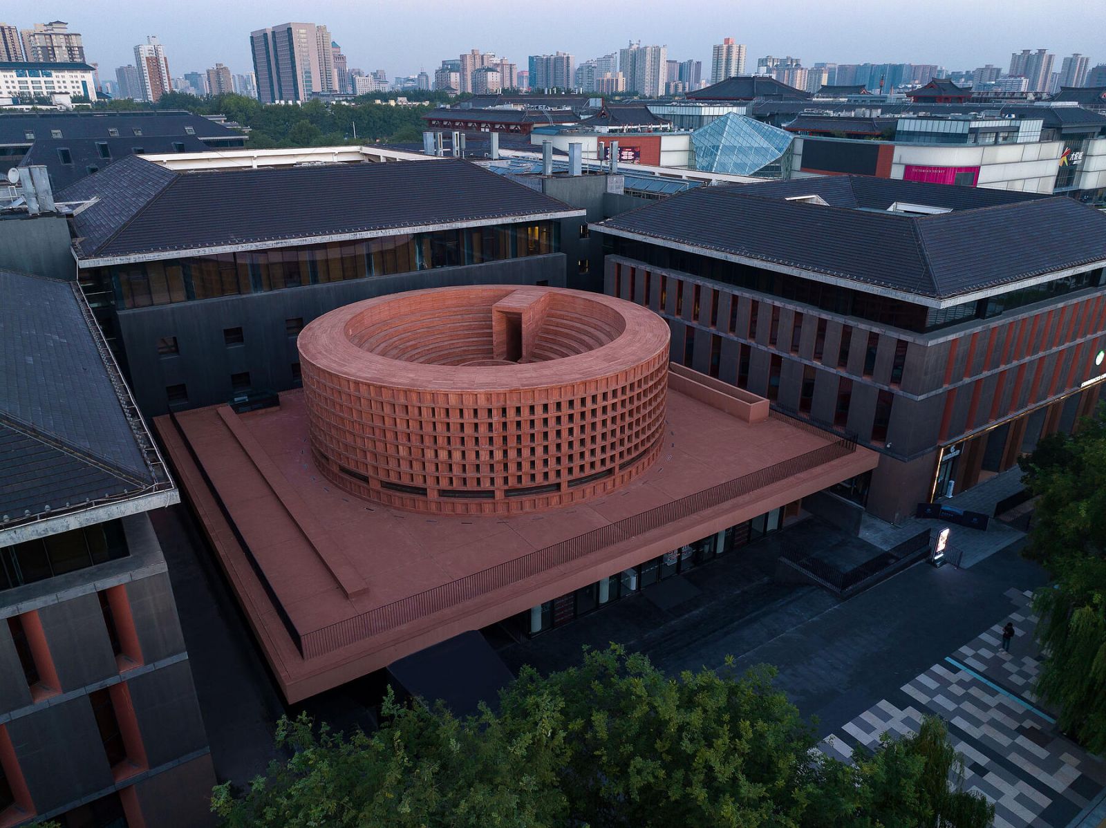 The Qujiang Museum of Fine Arts takes the idea of a monolithic urban monument (Photo: Zhu Runzi)