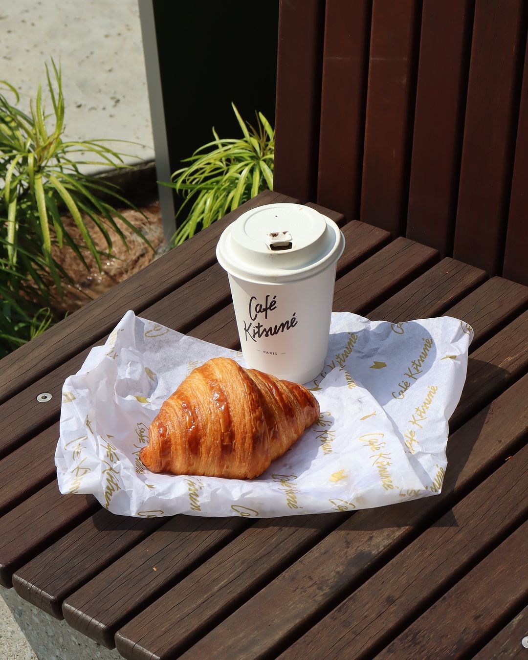 A coffee and a croissant (Photo: Instagram / @archiiluxurygroup)