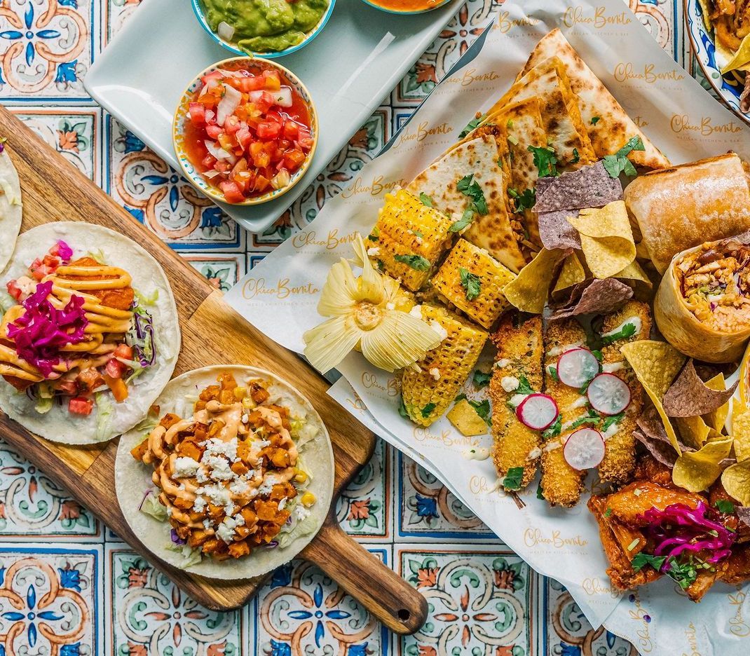 Grilled corn, soft tacos, quesadillas accompanied by pico de gallo and guacamole (Photo: Instagram / @chicabonita.my)