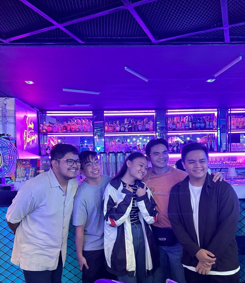 Lola Amour posing with a fan (Photo: Christofer Palentino)
