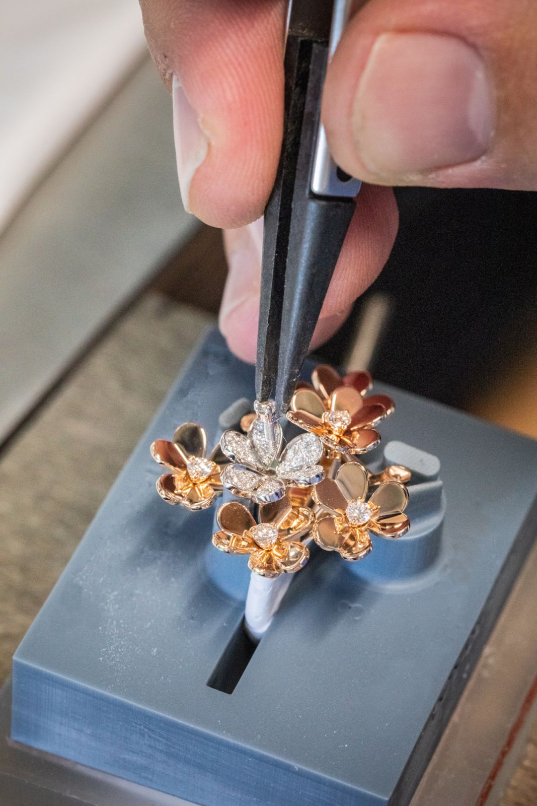 Jo_11-Travail de joaillerie, assemblage./Jewelry work, assembling.