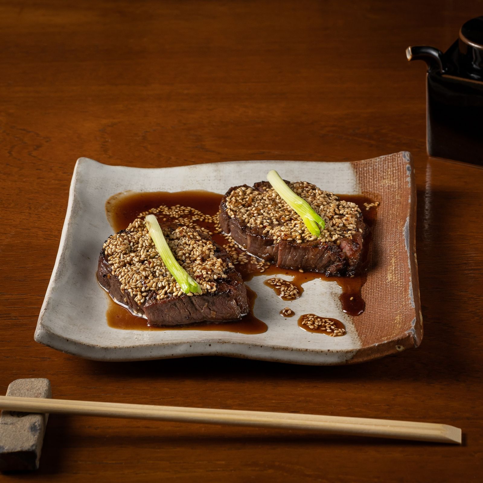 เทนเดอร์ลอยน์ย่างพร้อมงาขาวและซอสหวานที่ Zuma Bangkok