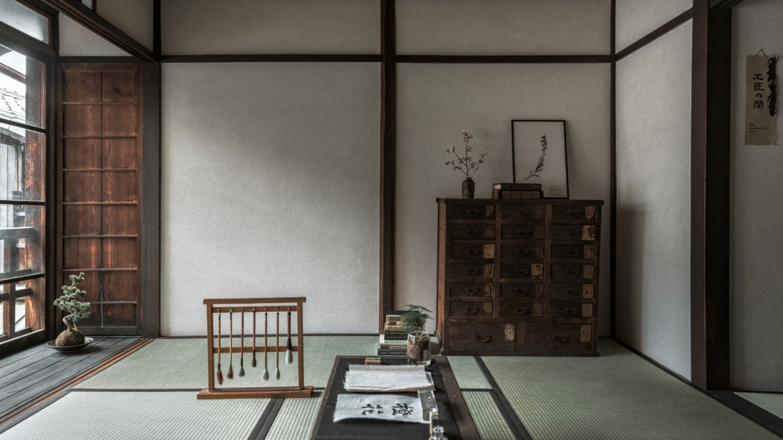 開幕第一個月請來書畫家加茂學,展示了他的書法作品以及書畫用具等。(Photo: Le Labo)
