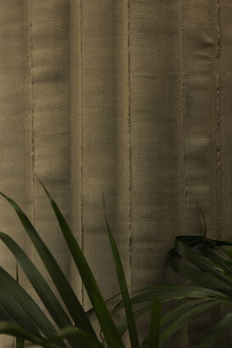 Detail of the textile texture on the concrete