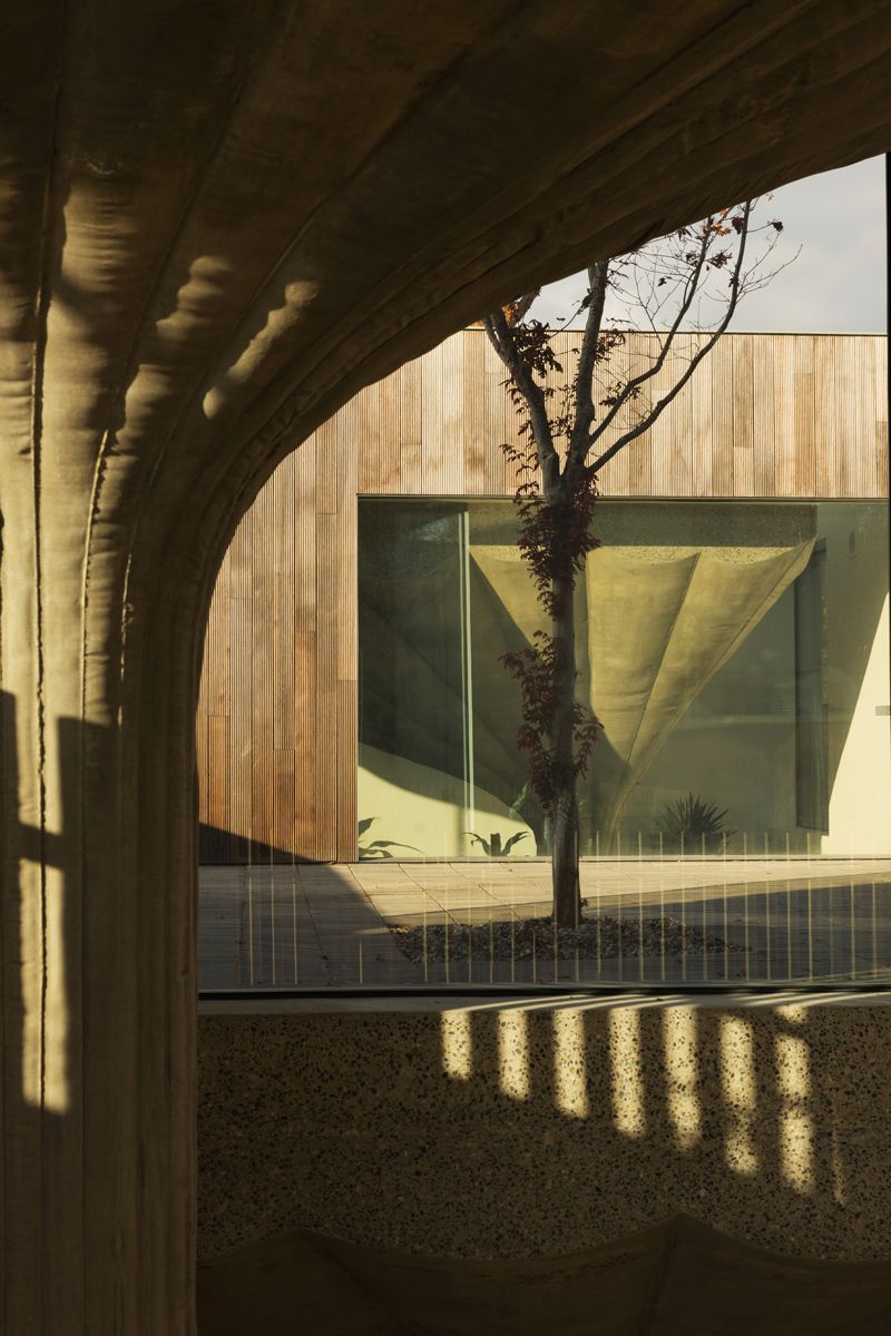 The columns is a graceful c0unterpoint to the modernist volume