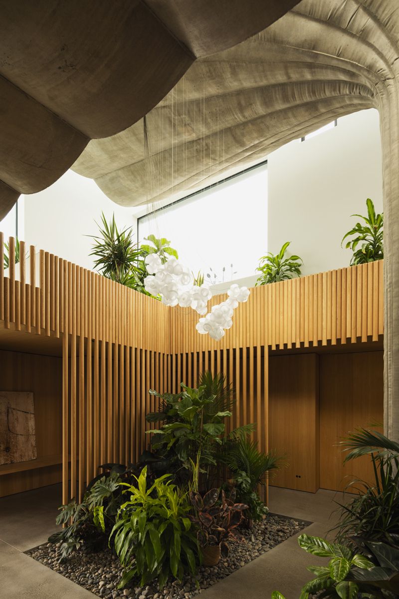 The overlapping edges of the columns make for a dramatic vignette