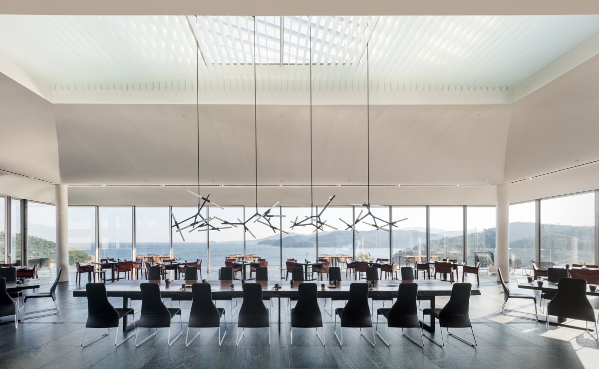 Restaurant The Raw is enclosed by full-glass walls on three sides, boasting a perfect view (Photo: Shin Kyung-sub)