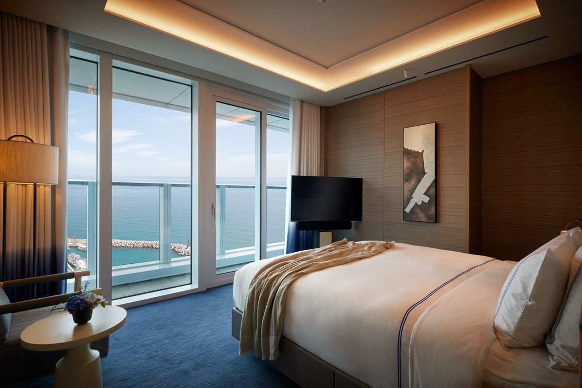 Deluxe Suite Double Mipo Harbour View (Photo: Courtesy of Signiel Busan)